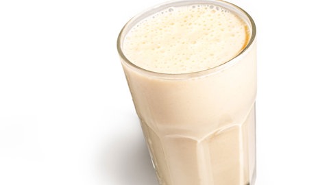 Symbolbild: Glas mit Proteinshake und Pulver in der Schaufel