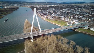 Die Raiffeisenbrücke bei Neuwied wird saniert und dafür teils komplett gesperrt.