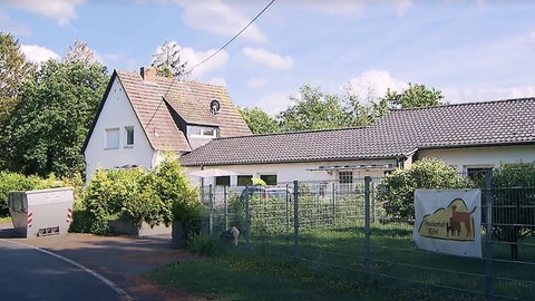 Das Bild zeigt das Gebäude des Gnadenhofes in der Eifel.