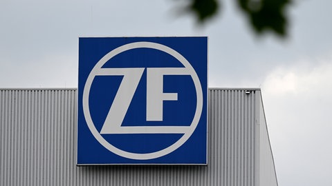 Das Firmenlogo des Automobilzulieferers ZF an einer Hauswand: Am Standort in Koblenz will das Unternehmen nach SWR-Informationen 2026 rund 500 von 2.200 Stellen abbauen.
