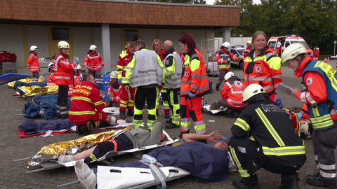 Beim landesweiten Übungstag haben Einsatzkräfte in Montabaur ein ICE-Unglück mit vielen Verletzten geprobt.