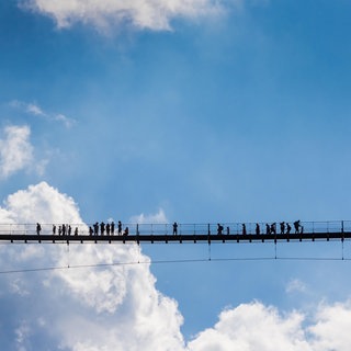 Die Hängeseilbrücke Geierlay im Hunsrück von unten gesehen: Sie feiert am 3. Oktober 2025 ihren zehnten Geburtstag und ist immer noch das touristische Highlight im Hunsrück.