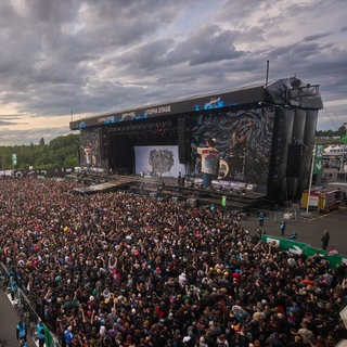 Vor der Bühne stehen 2025 Tausende Menschen. Für 2026 ist Rock am Ring bereits ausverkauft. 