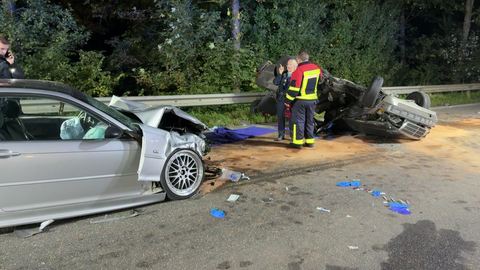 Zwei demolierte Autos liegen auf der L307. Bei dem Unfall nahe Höhr-Grenzhausen im Westerwald sind zwei junge Männer getötet worden.