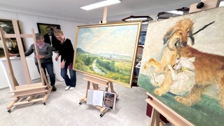 Mehrere Gemälde von Carl Weisgerber mussten nach der Flut restauriert werden und sind jetzt zurück im Ahrtal.