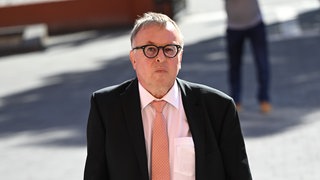 Gegen den Ex-Landrat des Kreises Ahrweiler, Jürgen Pföhler (CDU), gab es lange Ermittlungen - wegen Versäumnissen bei der Flutkatastophe. Jetzt steht fest: Er muss nicht vor Gericht.