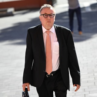 Gegen den Ex-Landrat des Kreises Ahrweiler, Jürgen Pföhler (CDU), gab es lange Ermittlungen - wegen Versäumnissen bei der Flutkatastophe. Jetzt steht fest: Er muss nicht vor Gericht.