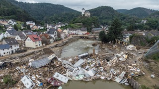 Bei der Flutkatastrophe 2021 im Ahrtal wurden viele Brücken, Häuser und Straßen komplett zerstört.
