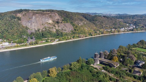 Ein Luftbild zeigt die Ruinen der Ludendorff-Brücke in Remagen und Erpel: Hier soll eine neue Fußgänger- und Radfahrerbrücke gebaut werden.