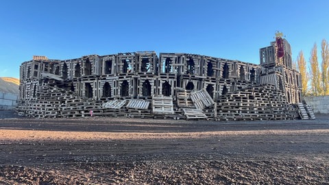 Ein aus Holzpaletten gebauter Nachbau des Kolosseums in Rom soll in Ochtendung als Martinsfeuer entzündet werden.