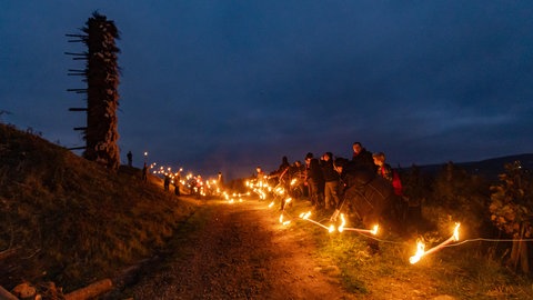 Junggesellenvereine in Ahrweiler entzünden zum Martinsfest Fackelschaubilder und Feuersäulen im Weinberg.