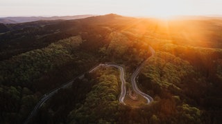 Blick auf die Nordschleife des Nürburgrings mit langen Kurven und Höhenunterschieden.