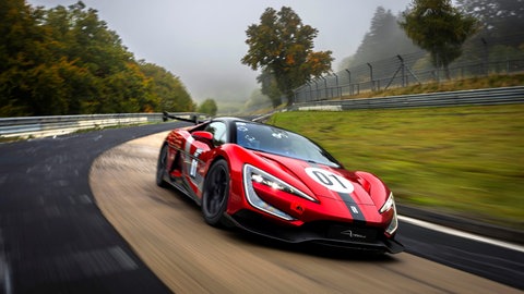 Elektroauto der chinesischen Marke Yangwang fährt auf der Nordschleife des Nürburgrings.