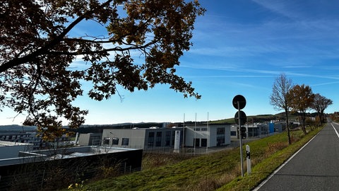 Blick auf Werkshallen und Gebäude im Industriegebiet Meuspath in der Nähe der Döttinger Höhe.