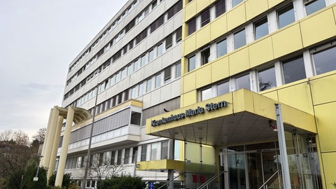Das Krankenhaus Remagen - Außenansicht. Es ist unklar, ob die Klinik gerettet werden kann.