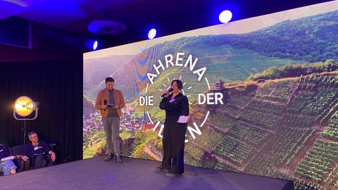 Eyleen Reuter präsentiert das Projekt des Fördervereins Ahrweiler e.V., der mit einem mobilen Beratungsbus Frauen im Ahrtal unterstützen will, die Opfer von häuslicher Gewalt sind. Dafür hat der Verein 50.000 Euro vom Spendenshuttle bekommen. 