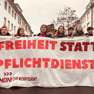 Koblenzer Schüler fordern ihrem Schulstreik gegen den Wehrdienst "Freiheit statt Pflichtdienst!"
