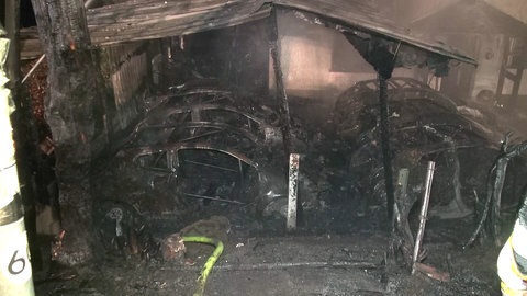 Schwerer Brand in Nürburg, mehrere Autos sind zerstört.