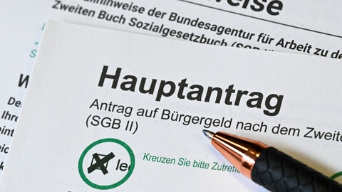 Ein Antrag auf Bürgergeld und dazu passende Ausfüllhinweise. Der Bund will ukrainischen Geflüchteten kein Bürgergeld mehr zahlen.