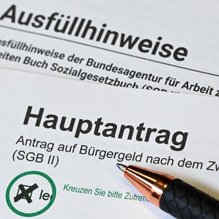 Ein Antrag auf Bürgergeld und dazu passende Ausfüllhinweise. Der Bund will ukrainischen Geflüchteten kein Bürgergeld mehr zahlen.