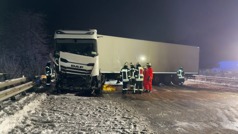Lastwagen stand nach Unfall quer auf A3 - lange Staus