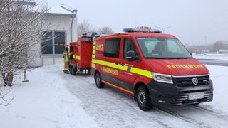 Notstromaggregat der Verbandsgemeinde Asbach im Kreis Neuwied gezogen von einem Feuerwehrfahrzeug.