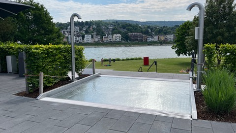 Das Freibad liegt direkt am Rhein auf der Halbinsel Oberwerth in Koblenz