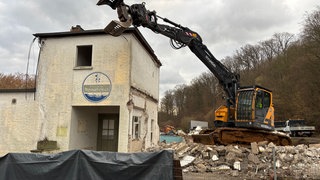 Der Abriss des Thermalbades in Bad Bodendorf läuft nach Plan. Freibad soll nach der Flutkatastophe neu aufgebaut werden.