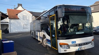 Ein Bus dreht auf dem Wendehammer in Ockenfels