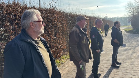Vor der Sporthalle Niederzissen stehen mehrere Freiwillige Schlange, um eine DNA-Probe abzugeben. Sie wollen so helfen den Missbrauchs-Täter zu überführen.