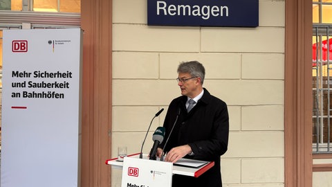 Bundesverkehrsminister Patrick Schnieder von der CDU am Remagener Bahnhof