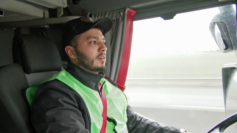 Marokkanischer Azubi im Lkw-Führerhaus