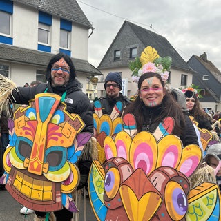 Bunt verkleidete Jecken beim Straßenumzug in Emmelshausen