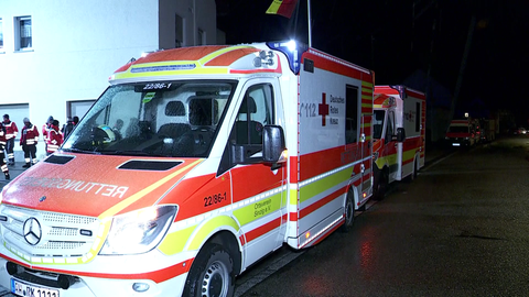Einsatzkräfte und mehrere Rettungswagen vor der Dorfhalle in Spay: Dort wurden bei einer Karnevals-Party 59 Menschen durch Reizgas verletzt. 