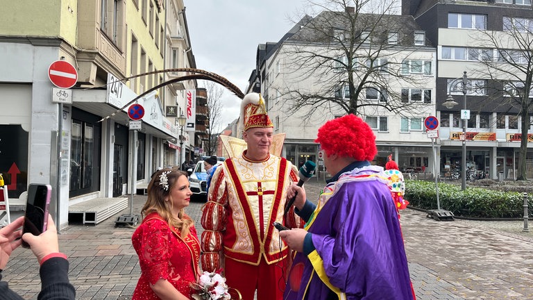 Der Koblenzer Karnevalsprinz Oli und seine Confluentia Ricarda vor dem großen Rosenmontagsumzug in Koblenz mit SWR-Reporter Andreas Krisam
