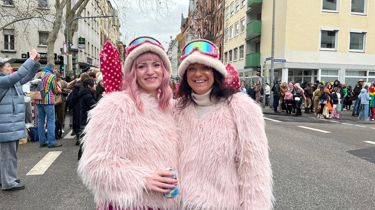 Zwei Frauen lachen beim Rosenmontagsumzug 2026 in Koblenz in die Kamera.