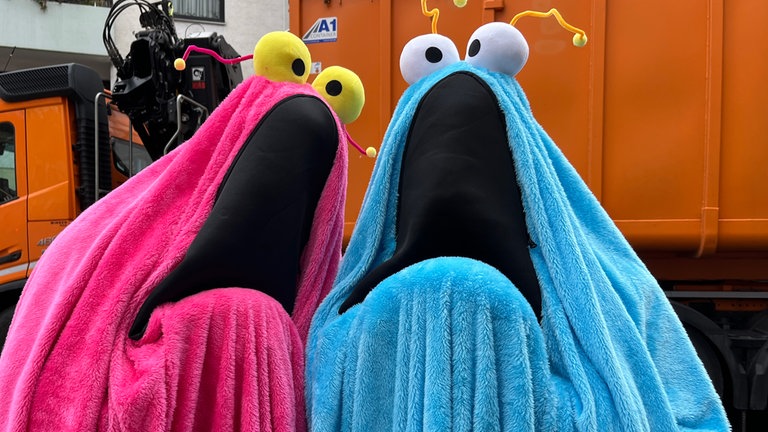 Zwei gespensterartige Gestalten säumen den Rosenmontagszug in Koblenz.