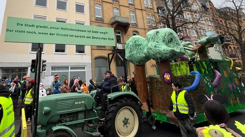 Der Hüttchensbaum von Neuendorf hat es bis in den Rosenmontagszug geschafft.