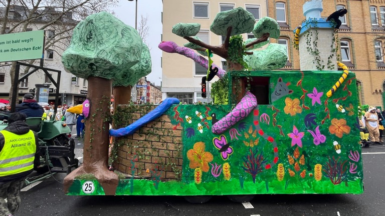 Ein großer Baum als Motiv auf einem Wagen.