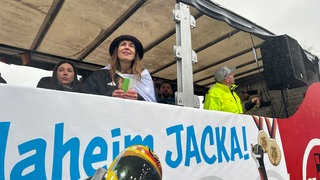 Skeletonpilotin Jacqueline Pfeifer auf einem Umzugswagen. Sie wurde nach ihrem Medaillensieg bei den Olympischen Winterspielen in ihrem Heimatort Brachbach empfangen. 
