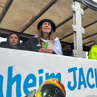 Skeletonpilotin Jacqueline Pfeifer auf einem Umzugswagen. Sie wurde nach ihrem Medaillensieg bei den Olympischen Winterspielen in ihrem Heimatort Brachbach empfangen. 