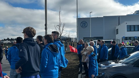 Mitarbeitende von ZF stehen vor dem neuen Standort in Niederzissen. Wie es hier weitergeht, ist noch unklar.