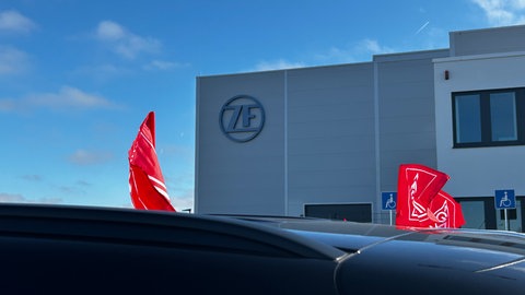 Symbolischer Endpunkt des Protests: Das neue Werk in Niederzissen. Der Autokorso war Teil eines Warnstreiks der ZF-Beschäftigten.