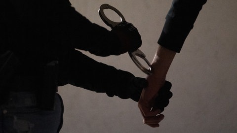 Symbolbild: Einer Person werden Handschellen angelegt. Nach einer Gewalttat in Betzdorf wurde jetzt ein 19-Jähriger festgenommen.