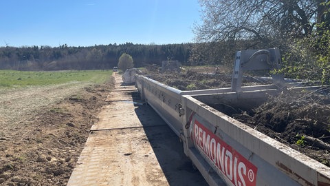 Nach dem Dieselleck im Hunsrück wurden mehrere Container voll belasteter Erde ausgehoben.