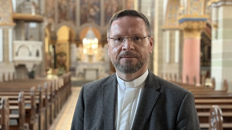  Dekan Peter Strauch in der frisch sanierten Rosenkranzkirche in Bad Neuenahr.