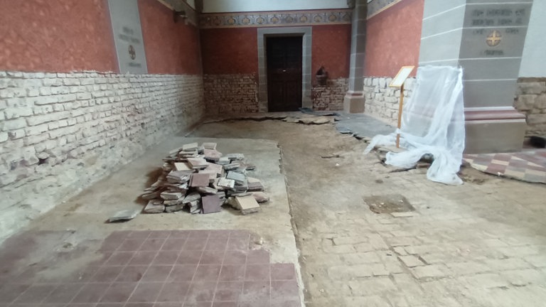 Bei der Ahrflut 2021 wurde die Rosenkranzkirche in Bad Neuenahr stark beschädigt.