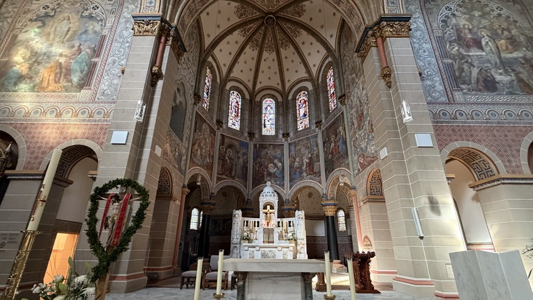 Der frisch sanierte Altar der Rosenkranzkirche in Bad Neuenahr.