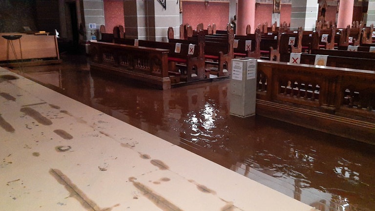 Das eingedrungene Wasser hat in der Rosenkranzkirche in Bad Neuenahr großen Schaden angerichtet.