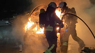E-Auto brennt in Bad Breisig völlig aus: Feuerwehr Bad Breisig löscht routiniert.